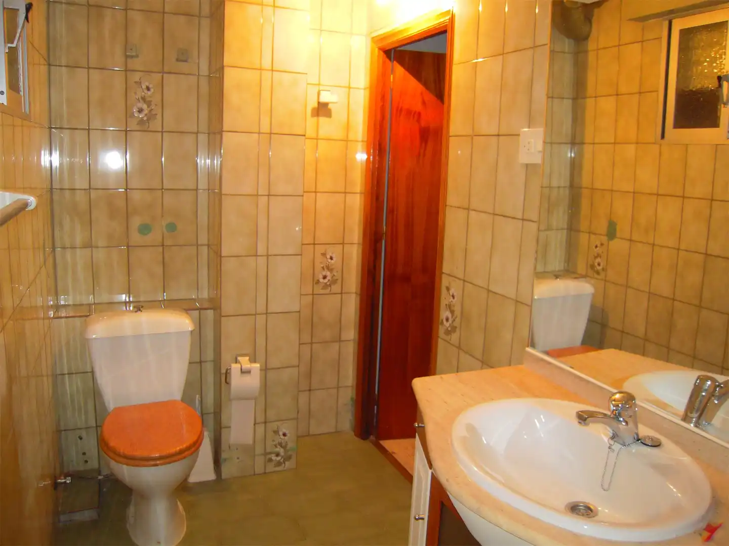 Badezimmer von Wohnung zum Verkauf in Aldeanueva de la Vera mit Ofen, Mikrowelle und Fernseher