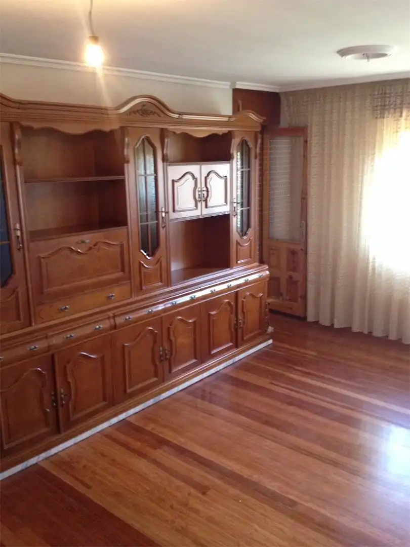 Piso en venta en Luis Guardo Reglero, 14, Boñar Sala de estar de Piso en venta en Boñar con Calefacción, Terraza y Amueblado