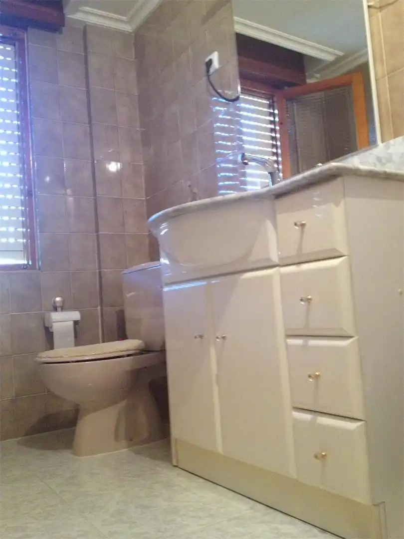 Piso en venta en Luis Guardo Reglero, 14, Boñar Baño de Piso en venta en Boñar con Calefacción, Terraza y Amueblado