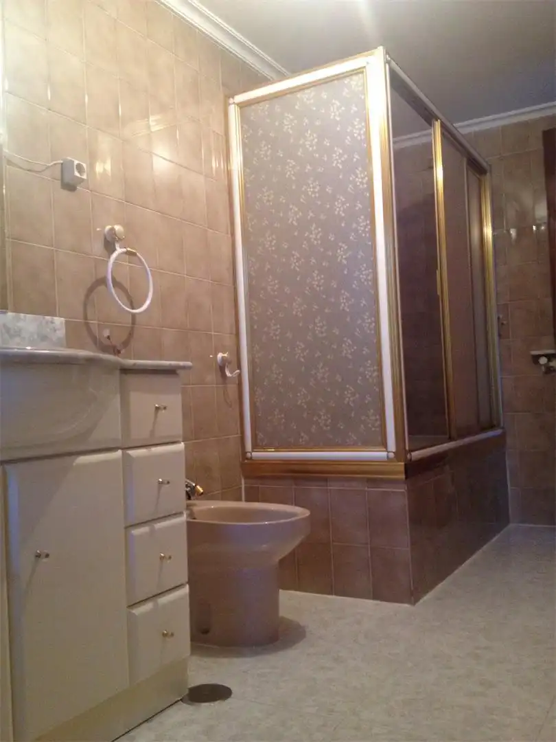 Piso en venta en Luis Guardo Reglero, 14, Boñar Baño de Piso en venta en Boñar con Calefacción, Terraza y Amueblado