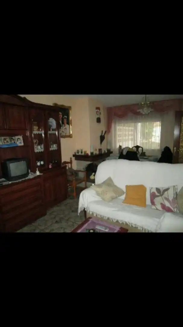 Casa o xalet en venda a Almazara, 3, Madrigal de la Vera Sala d'estar de Casa o xalet en venda en Madrigal de la Vera amb Aire condicionat, Calefacció i Jardí privat