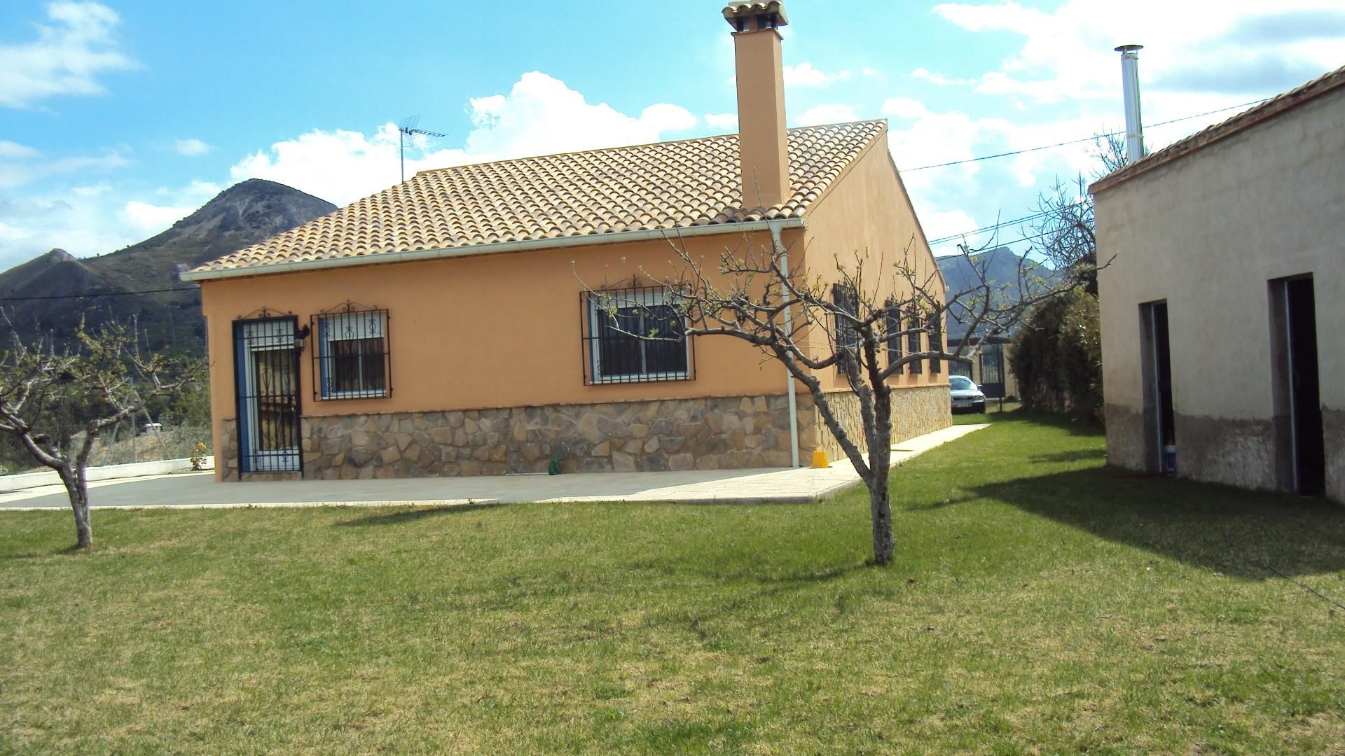 Vista exterior de Casa o xalet en venda en Penàguila amb Calefacció, Jardí privat i Terrassa