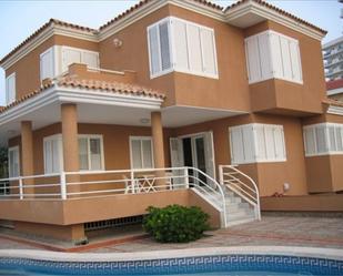 Vista exterior de Casa o xalet en venda en La Manga del Mar Menor amb Terrassa, Piscina i Balcó