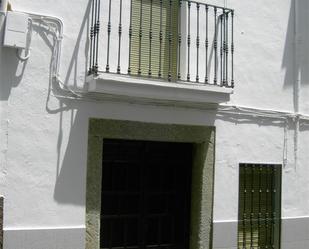 Vista exterior de Casa adosada en venda en Alcuéscar amb Terrassa i Balcó