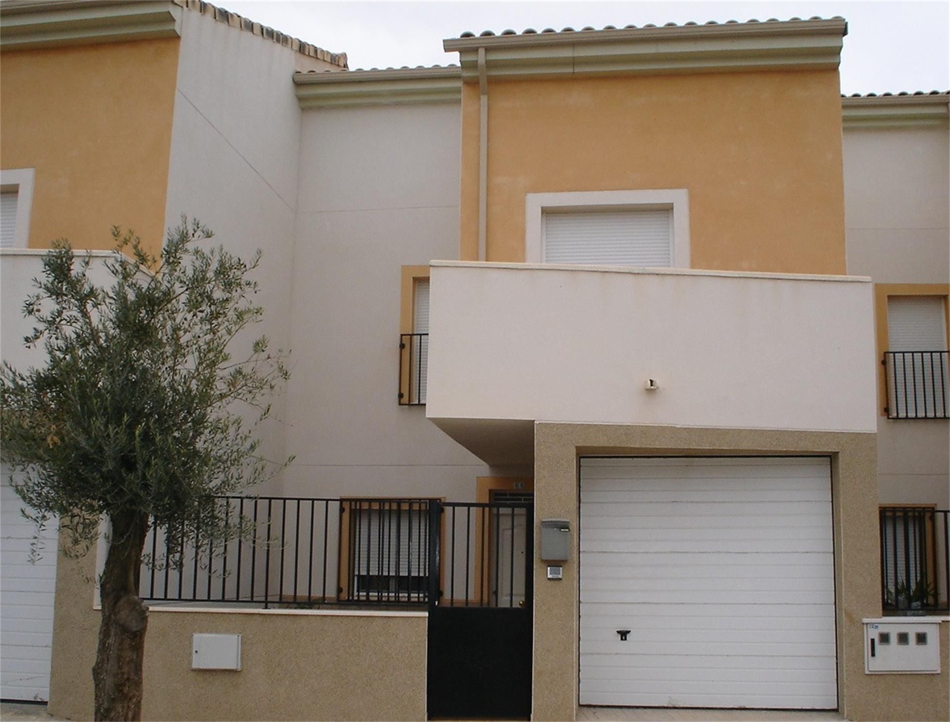Vista exterior de Casa adosada en venda en Torralba de Calatrava amb Calefacció, Jardí privat i Terrassa