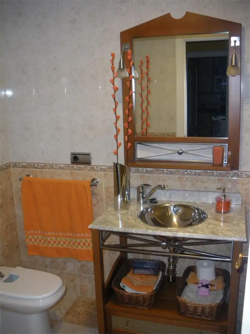 Dúplex en venta en Calle Camino Alto a Los Villares, 60, Villamayor Baño de Dúplex en venta en Villamayor con Terraza y Piscina