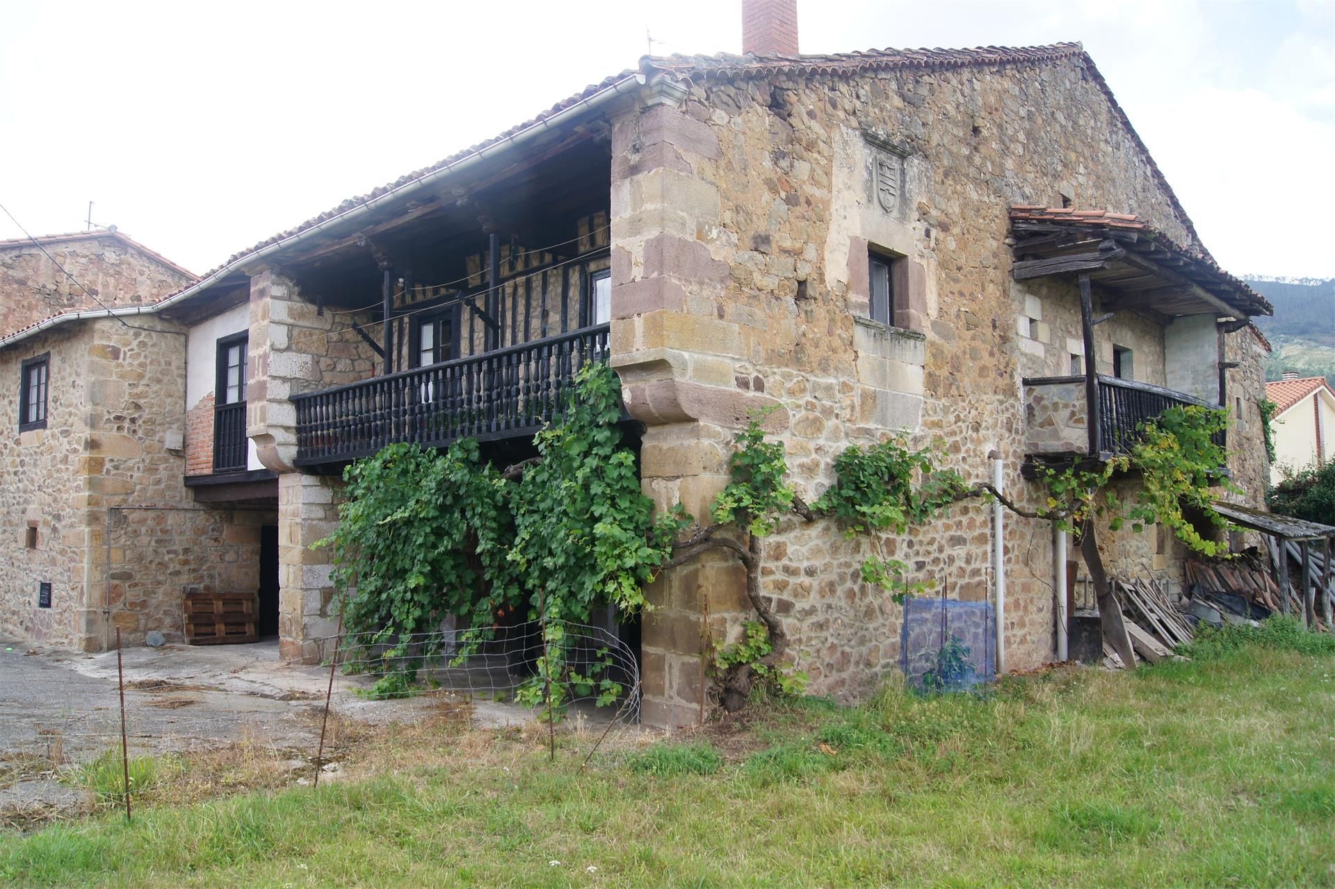 Vista exterior de Finca rústica en venda en Los Corrales de Buelna  amb Terrassa i Balcó