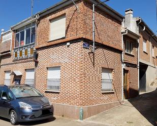 Vista exterior de Casa adosada en venda en Serradilla del Arroyo amb Calefacció, Traster i Moblat