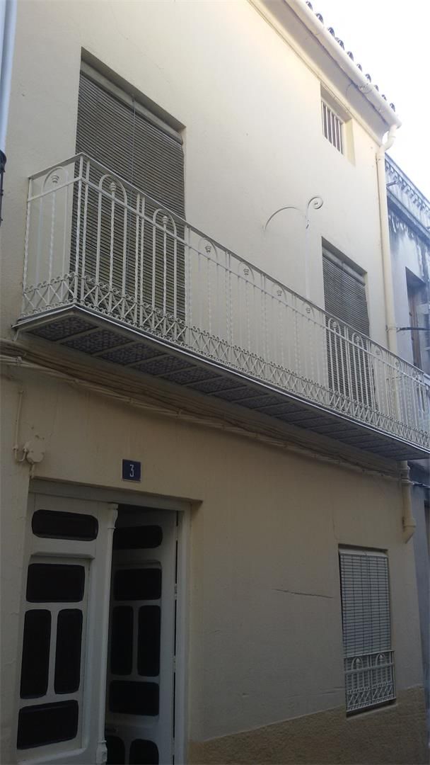 Vista exterior de Casa adosada en venda en Bedmar y Garcíez amb Jardí privat, Terrassa i Traster