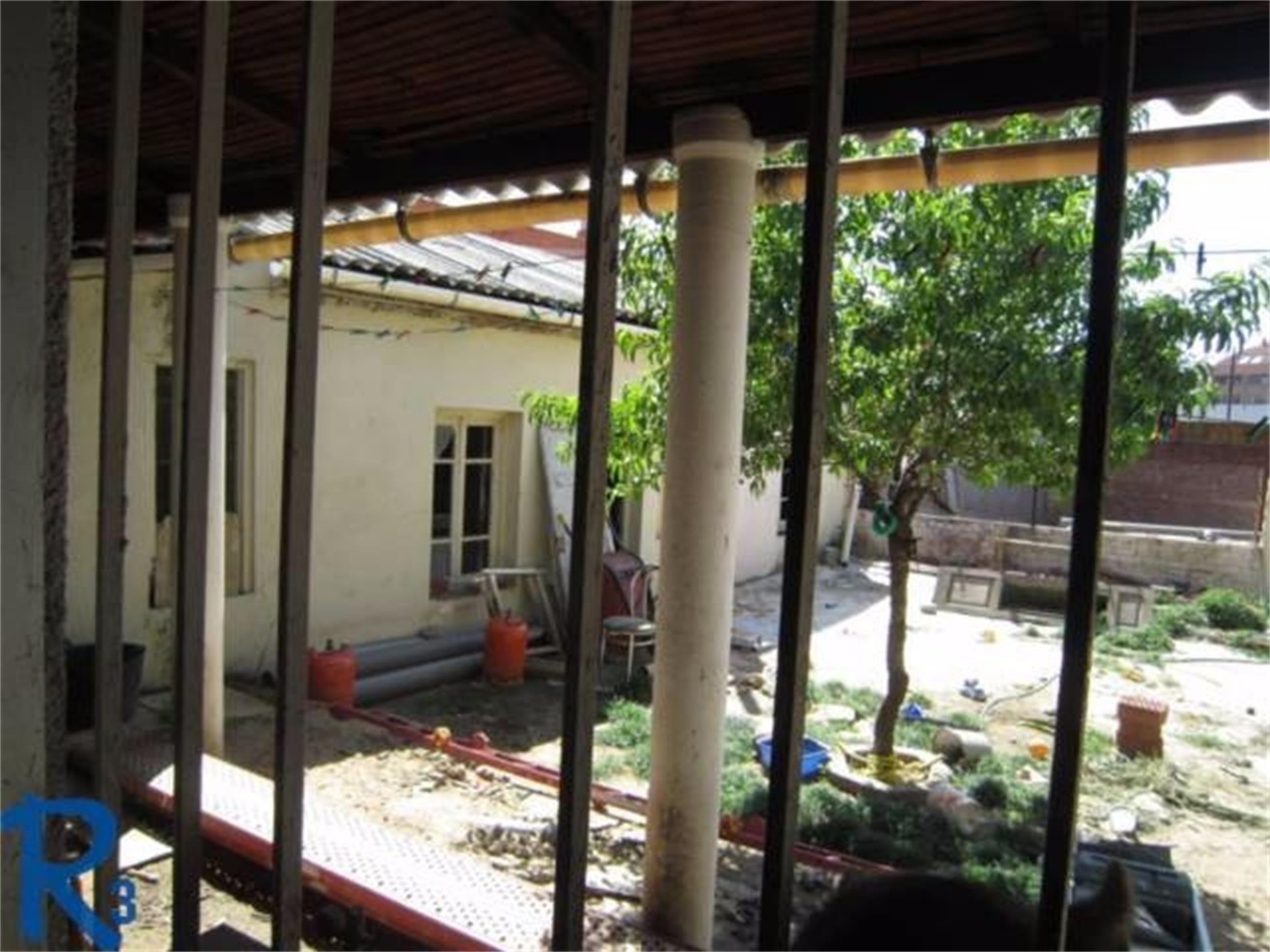 Vista exterior de Casa adosada en venda en León Capital  amb Calefacció i Jardí privat