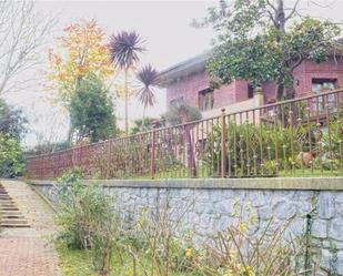 Vista exterior de Casa o xalet en venda en Irun  amb Terrassa, Piscina i Balcó