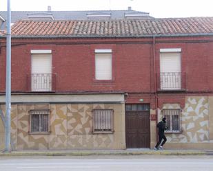 Exterior view of Single-family semi-detached for sale in Valverde de la Virgen  with Balcony