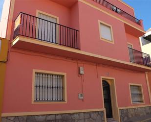 Vista exterior de Casa adosada en venda en Algeciras amb Terrassa i Balcó