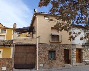 Vista exterior de Casa adosada en venda en Sacedón amb Terrassa i Balcó