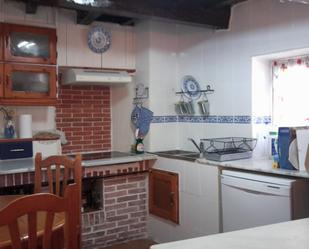 Cuina de Casa adosada en venda en Sariego amb Terrassa i Balcó