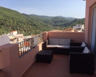 Vista exterior de Àtic en venda en Montanejos amb Aire condicionat, Terrassa i Balcó