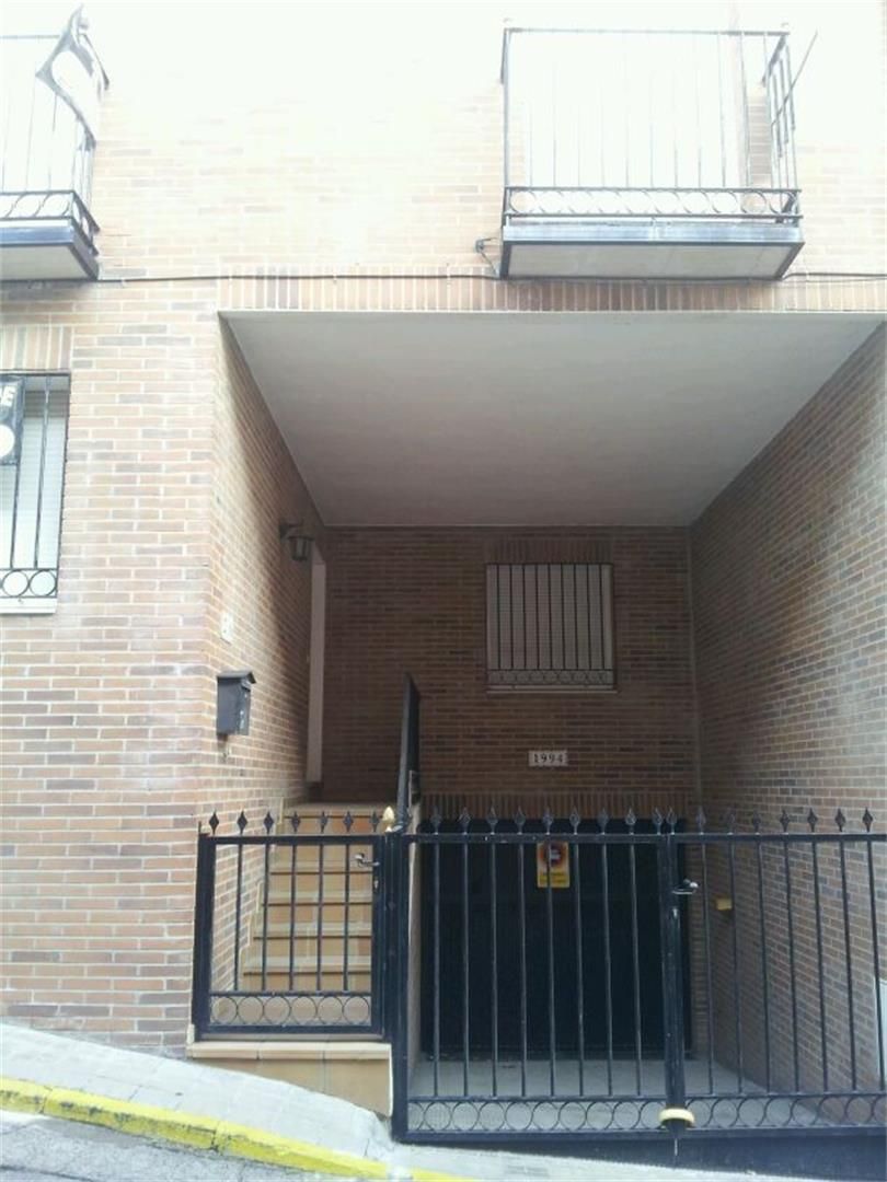 Exterior view of House or chalet for sale in Moraleja de Enmedio  with Air Conditioner and Balcony
