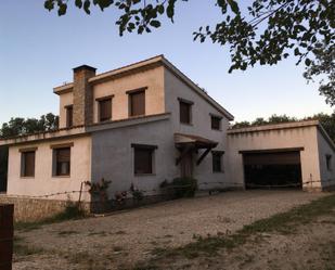 Vista exterior de Casa o xalet en venda en Navasfrías amb Terrassa i Balcó