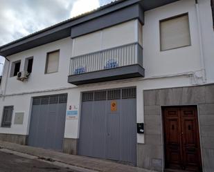 Vista exterior de Casa adosada en venda en Torreperogil amb Aire condicionat, Terrassa i Piscina