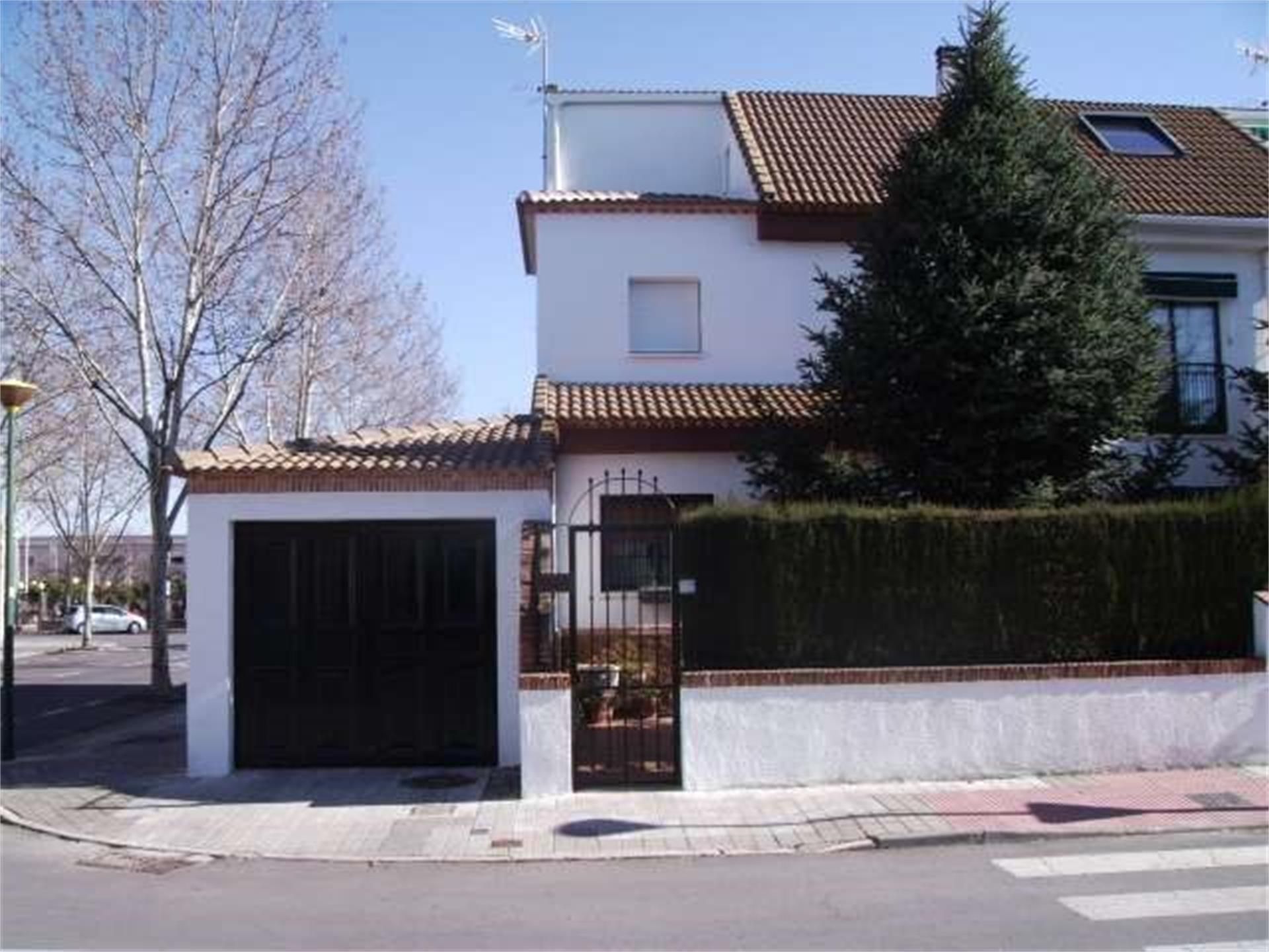 Vista exterior de Casa adosada en venda en Ciudad Real Capital amb Aire condicionat
