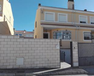 Vista exterior de Casa o xalet en venda en Montalbo amb Aire condicionat, Terrassa i Balcó