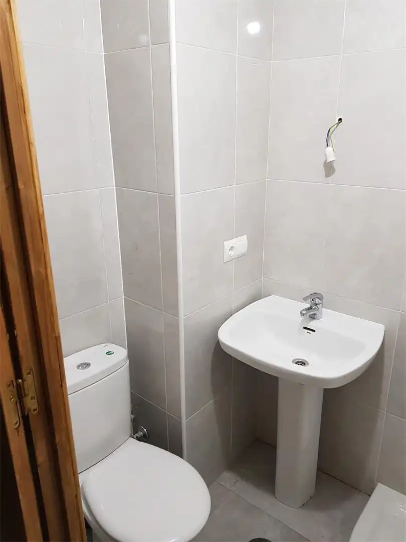 Casa adosada en venta en Calle Alcalde Santiago Basanta, 30, Bembibre Baño de Casa adosada en venta en Bembibre con Calefacción y Parquet