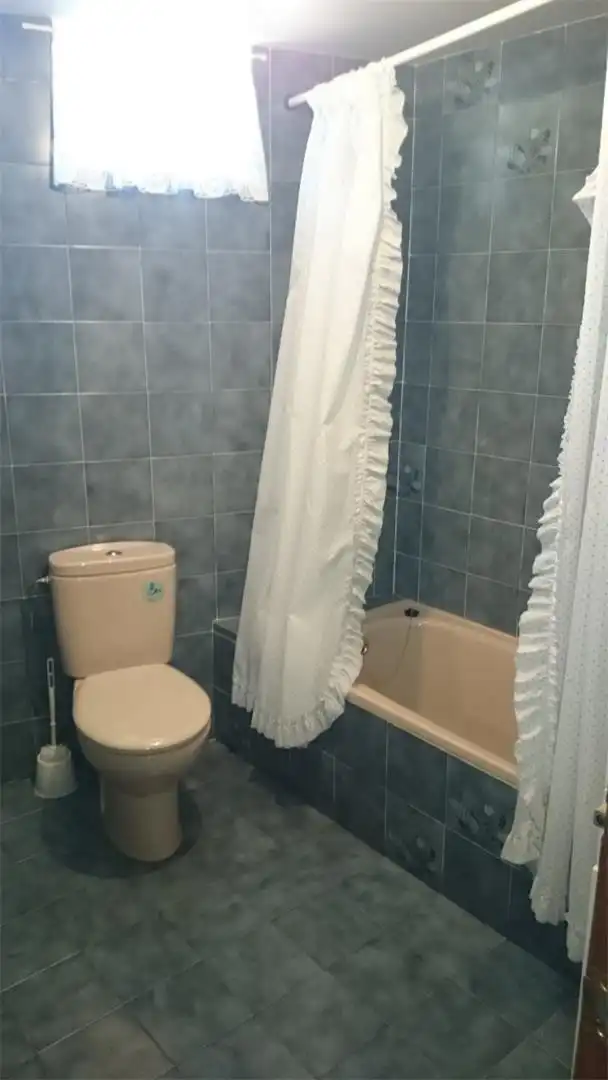 Casa adosada en venta en Calle San Roque, 11, Cervera de Pisuerga Baño de Casa adosada en venta en Cervera de Pisuerga con Calefacción, Horno y Lavadora