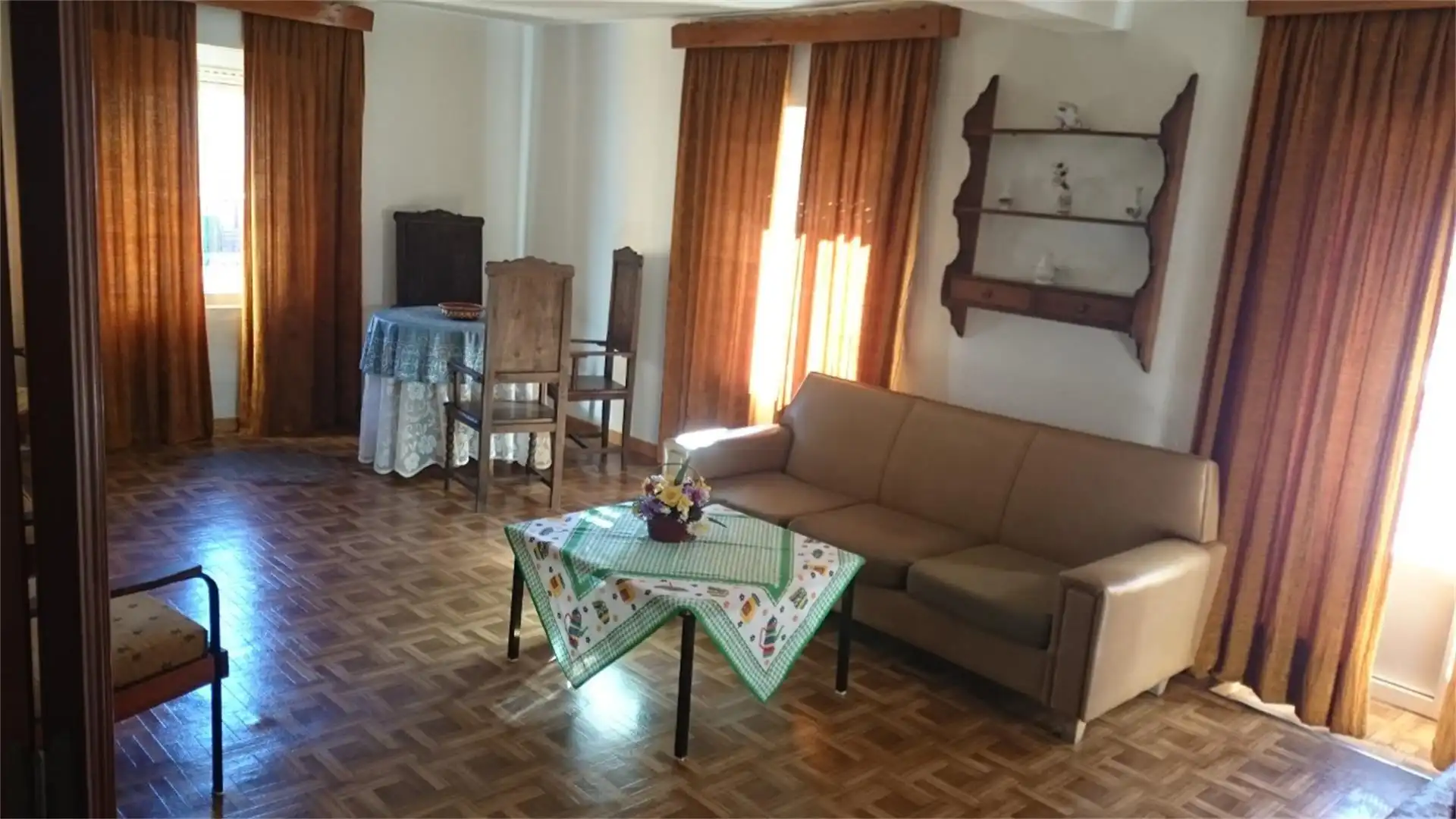 Casa adosada en venta en Calle San Roque, 11, Cervera de Pisuerga Sala de estar de Casa adosada en venta en Cervera de Pisuerga con Calefacción, Horno y Lavadora