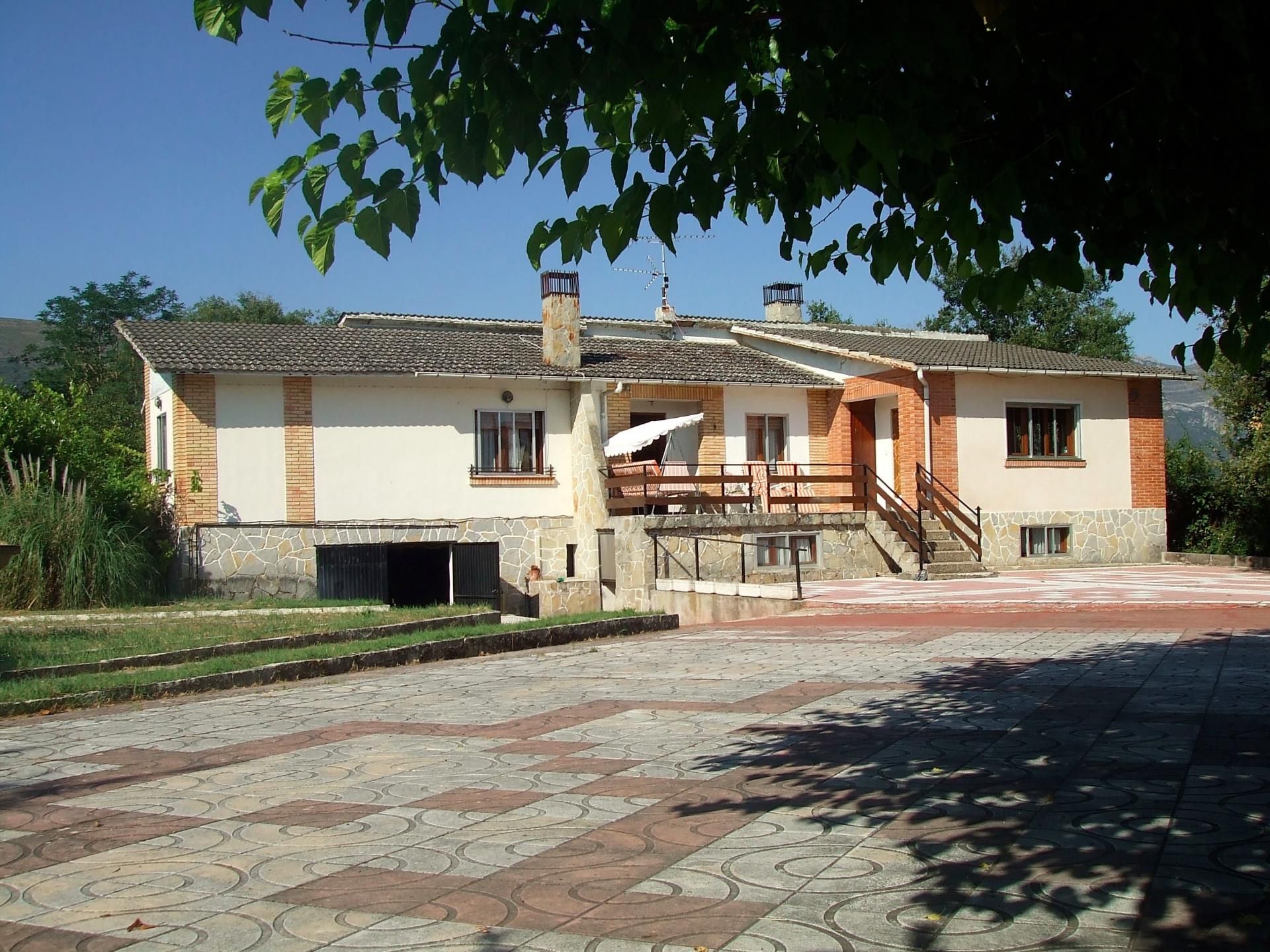 Exterior view of Country house for sale in Merindad de Cuesta-Urria  with Heating, Private garden and Terrace