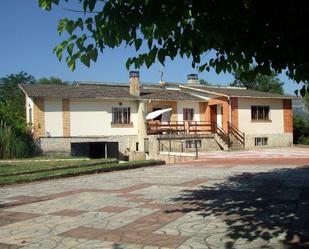 Außenansicht von Country house zum verkauf in Merindad de Cuesta-Urria mit Terrasse, Schwimmbad und Balkon