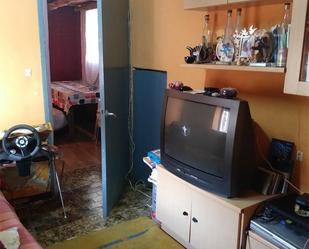 Sala d'estar de Casa adosada en venda en Aldeanueva de Barbarroya amb Aire condicionat