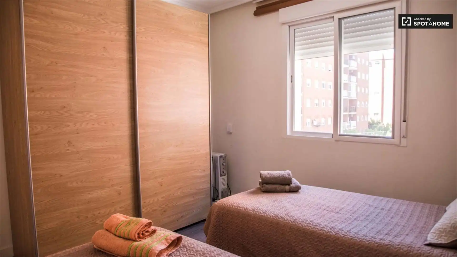 Zimmer in Calle de Cavite, 58, La Malva-rosa Schlafzimmer von Wohnung zur untervermieten in Valencia mit Klimaanlage, Heizung und Parkett