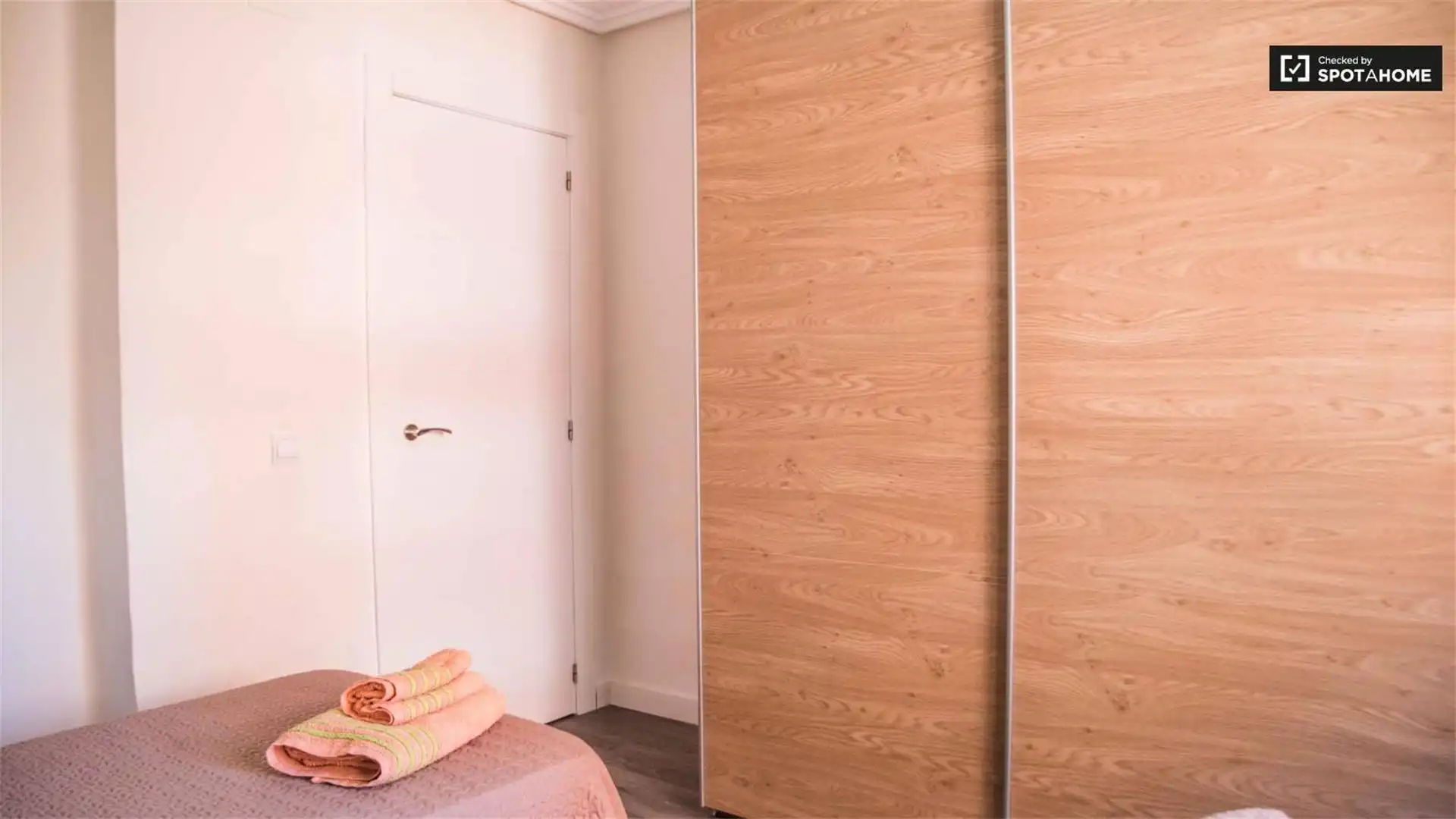 Zimmer in Calle de Cavite, 58, La Malva-rosa Schlafzimmer von Wohnung zur untervermieten in Valencia mit Klimaanlage, Heizung und Parkett