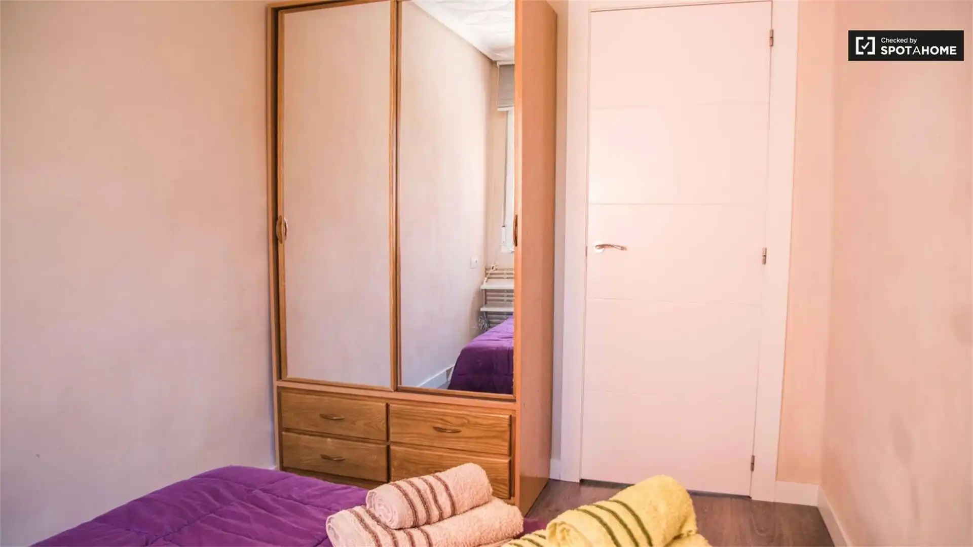 Zimmer in Calle de Cavite, 58, La Malva-rosa Schlafzimmer von Wohnung zur untervermieten in Valencia mit Klimaanlage, Heizung und Parkett