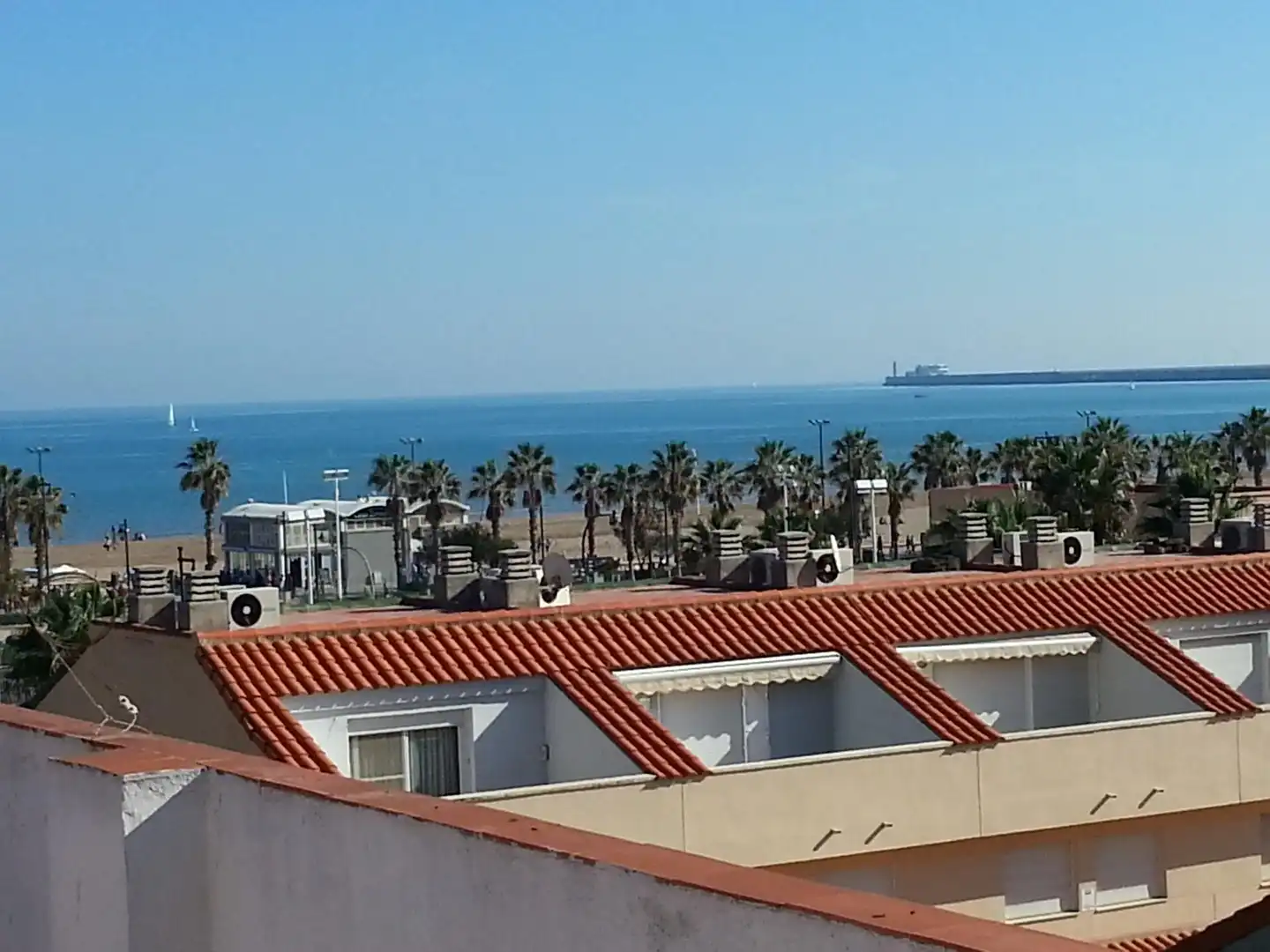 Zimmer in Calle de Cavite, 58, La Malva-rosa Außenansicht von Wohnung zur untervermieten in Valencia mit Klimaanlage, Heizung und Parkett