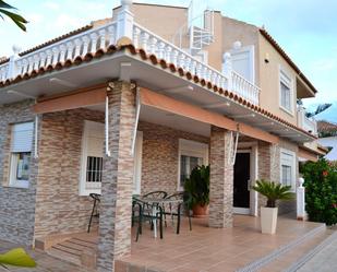 Vista exterior de Casa o xalet en venda en Torrevieja amb Terrassa, Piscina i Balcó