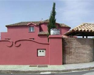 Vista exterior de Casa o xalet en venda en Estepona amb Aire condicionat, Terrassa i Piscina