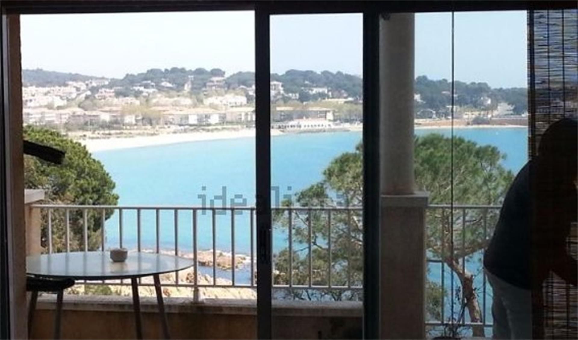 Vista exterior de Apartament en venda en Sant Feliu de Guíxols amb Balcó