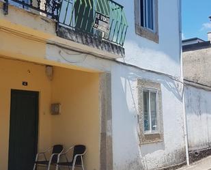 Vista exterior de Casa adosada en venda en Portomarín amb Jardí privat, Terrassa i Traster