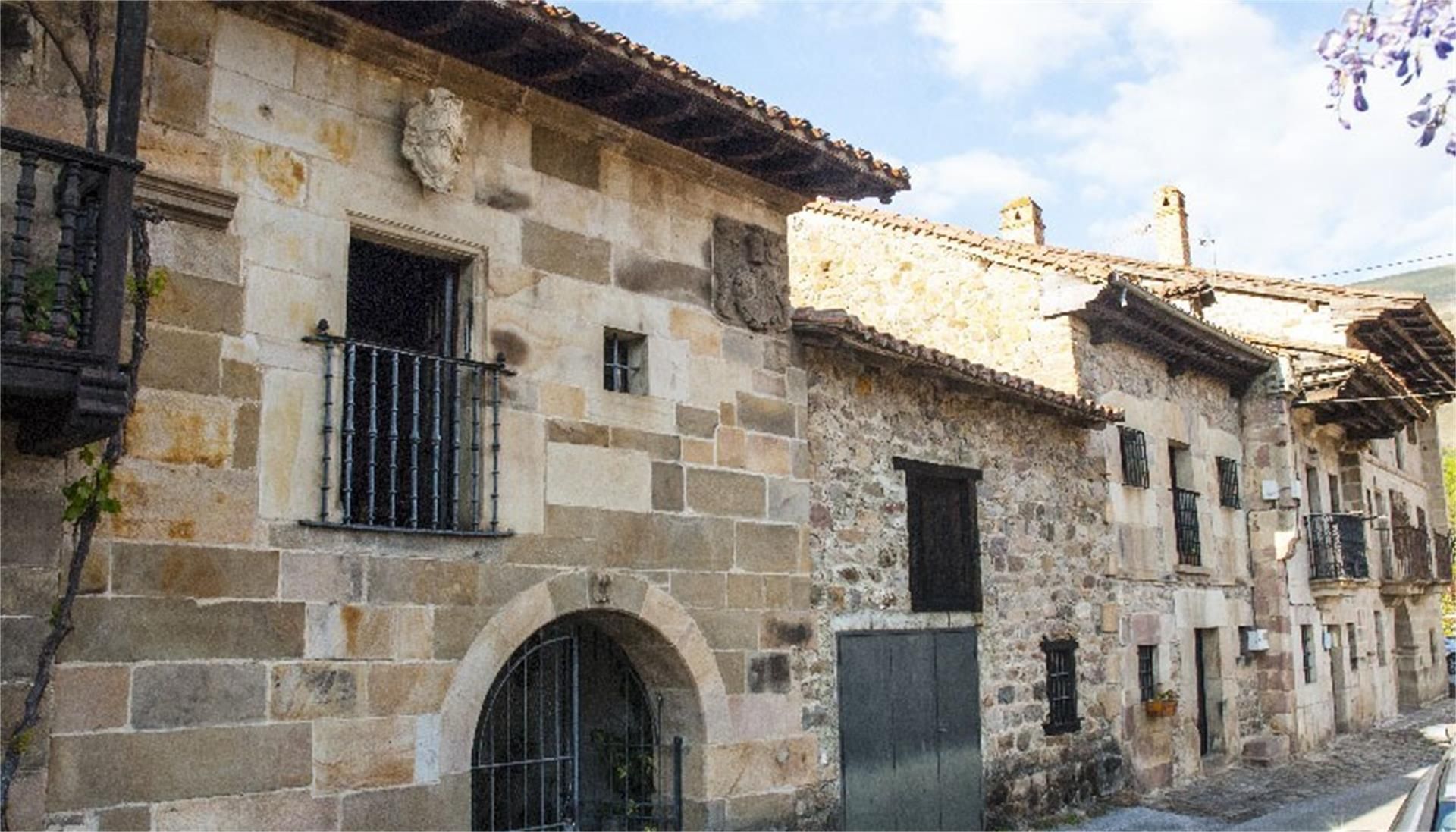 Vista exterior de Casa adosada en venda en Cabuérniga amb Balcó
