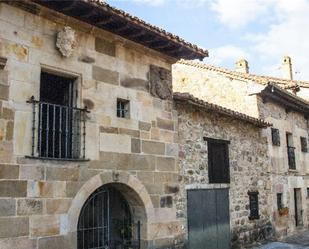 Vista exterior de Casa adosada en venda en Cabuérniga amb Balcó