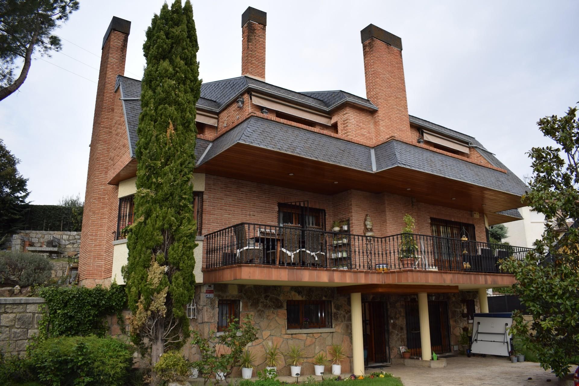 Vista exterior de Casa o xalet en venda en Galapagar amb Aire condicionat, Terrassa i Piscina