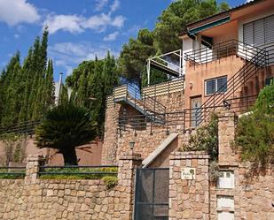 Vista exterior de Casa o xalet en venda en  Córdoba Capital amb Aire condicionat, Terrassa i Piscina