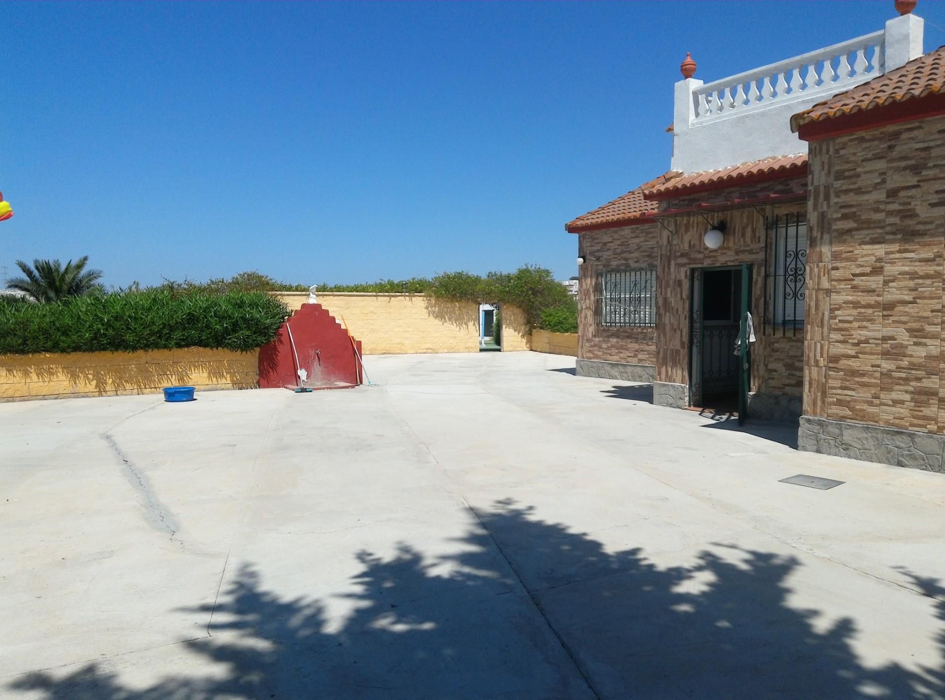 Exterior view of House or chalet for sale in Chiclana de la Frontera  with Air Conditioner, Heating and Private garden