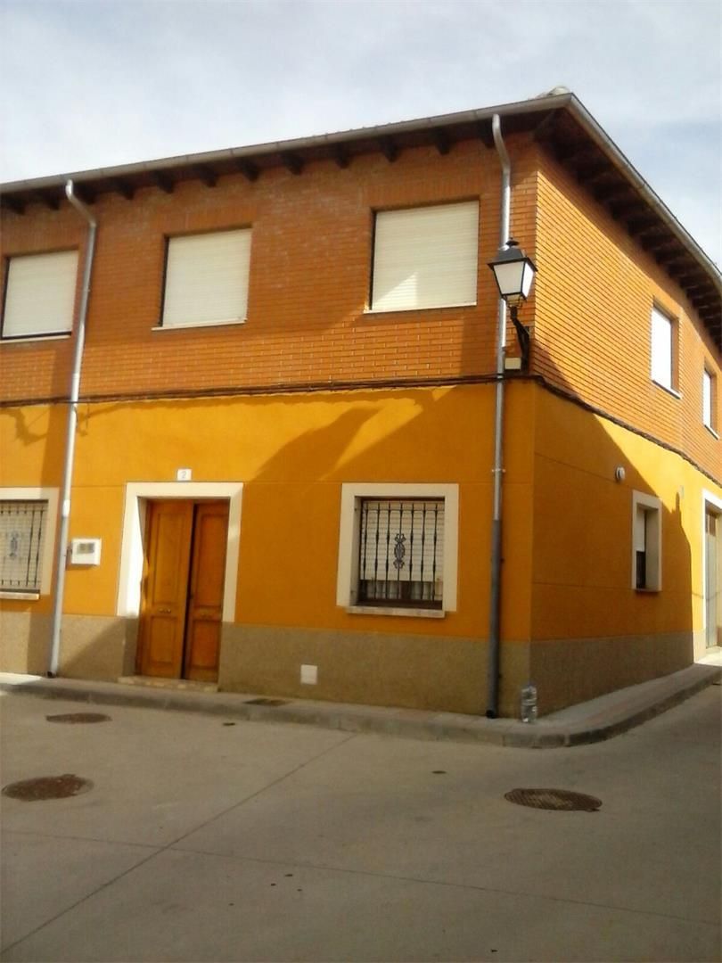Flat for sale in Paredes de Nava Exterior view of Flat for sale in Paredes de Nava  with Storage room, Oven and Washing machine