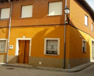 Vista exterior de Casa adosada en venda en Paredes de Nava amb Traster, Forn i Rentadora