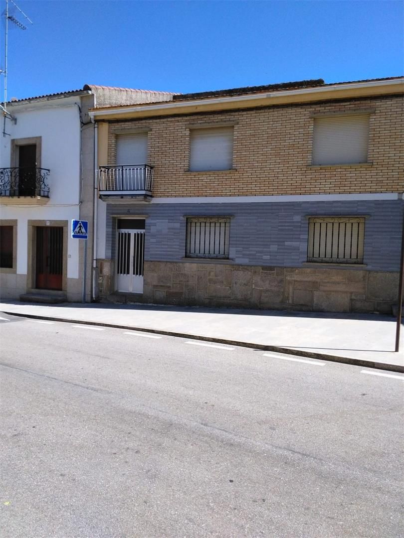 Vista exterior de Casa adosada en venda en Barruecopardo amb Terrassa, Traster i Balcó