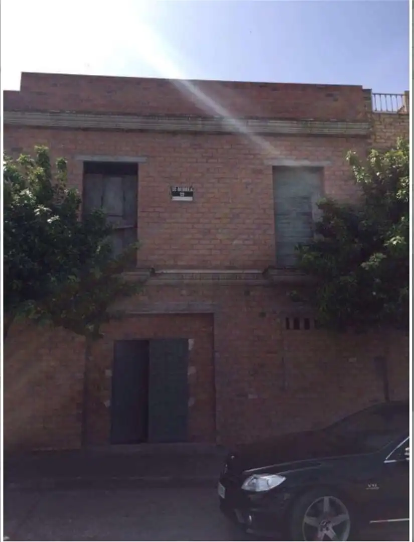 Vista exterior de Casa adosada en venda en Dos Hermanas amb Balcó