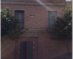 Exterior view of Single-family semi-detached for sale in Dos Hermanas  with Balcony