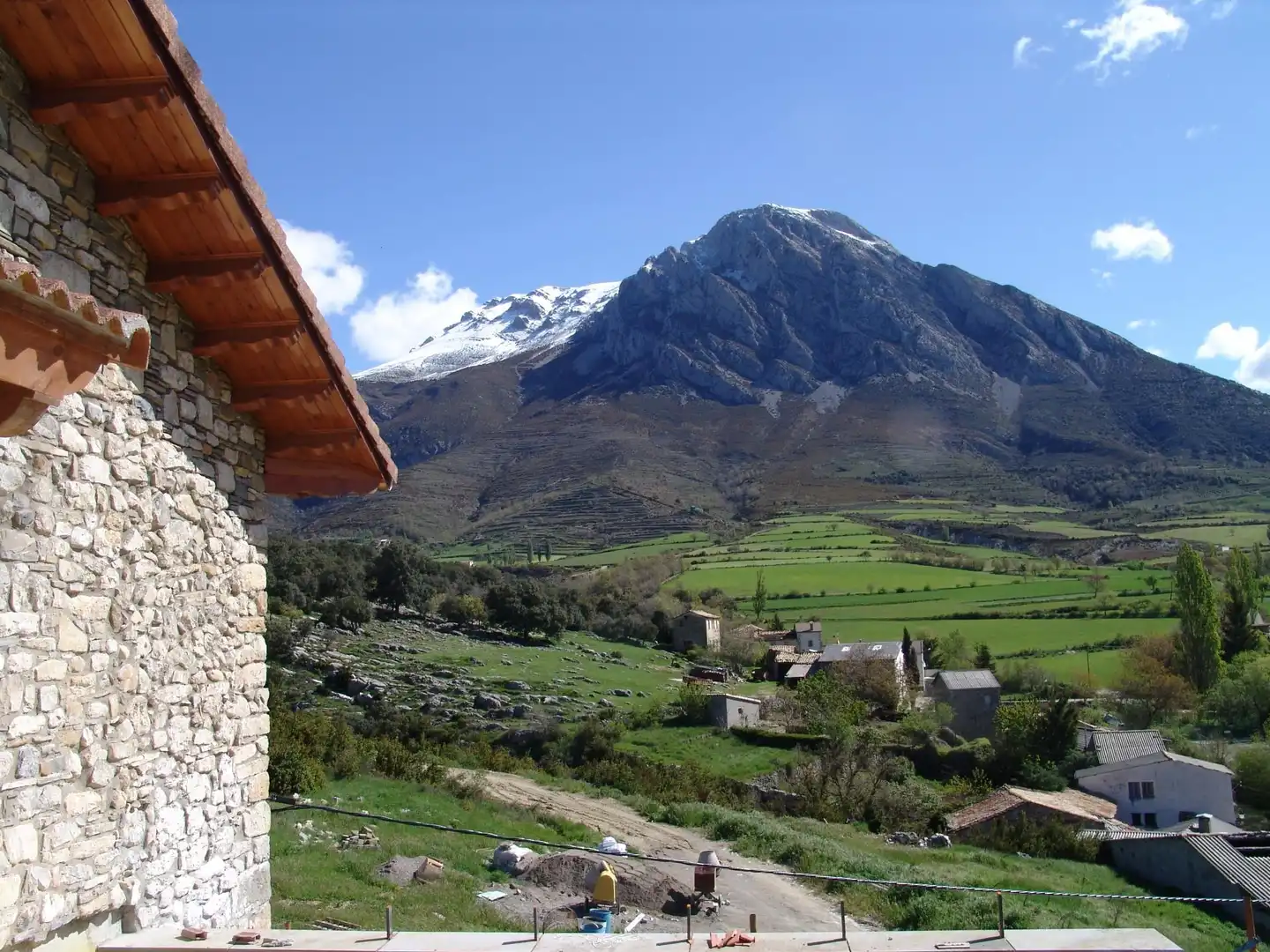 Vista exterior de Casa adosada en venta en Valle de Lierp con Calefacción, Jardín privado y Balcón